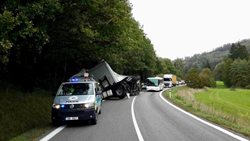 Více jak 16 hodin hasiči pomáhali odstraňovat následky nehody kamionu
