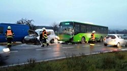 Pět jednotek hasičů vyjíždělo k dopravní nehodě u obce Podolí v Jihomoravském kraji.. 