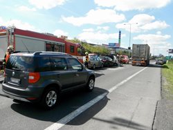 Zaklíněná vozidla na Štěrboholské spojce musel odtrhnout jeřáb strašnických hasičů
