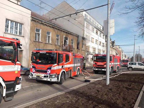 Výbuch v bytě předcházel požáru, tři osoby skončily v péči záchranářů