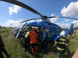Pro zraněného muže ze zříceného výtahu letěl do Libušína vrtulník