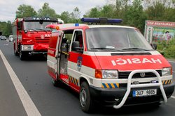 Dopravní nehoda osobního auta, dodávky a nákladního auta u Markvartic. Hasiči z havarovaného vozu vyprostili zraněného člověka. 