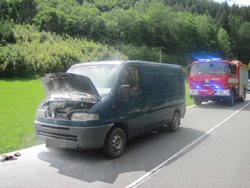 Řidič si uhasil hořící vůz vypůjčeným hasicím přístrojem ještě před příjezdem hasičů.