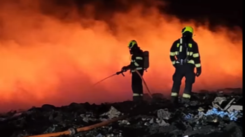 Silný vítr komplikoval hašení požáru skládky. Na místě zasahovalo 25 jednotek