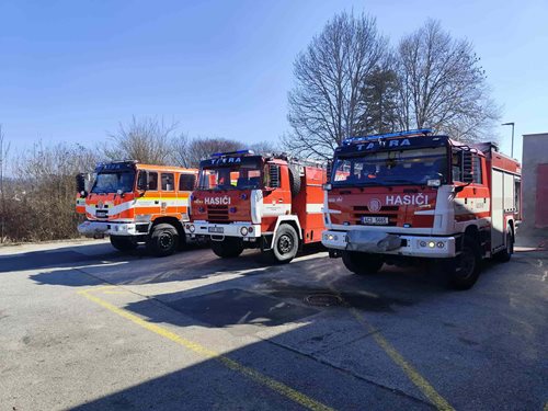 Plameny v hale ohrozily majetek, rychlý zásah zabránil větším škodám