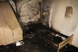 Noční požár v pokoji rodinného domu v Hrobicích na Zlínsku. Před půlnocí do ložnice rodičů vběhly děti, které jim řekly, že v jejich pokojíčku hoří.