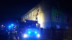 Při požáru bytu v Berouně hasiči zachránili 15 lidí a psa