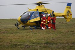 Zraněný člověk byl ze skal transportován v podvěsu pod vrtulníkem