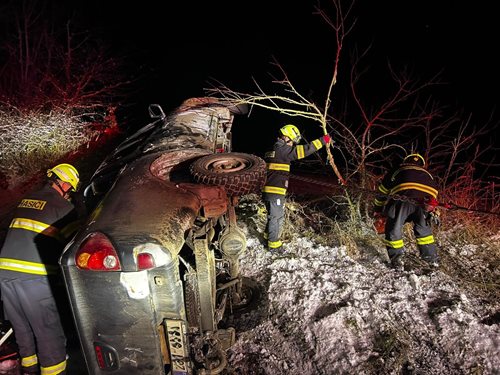 Noc plná rizik: Auto po smyku skončilo na boku a řidička zůstala uvězněná