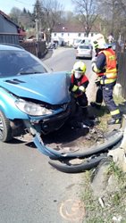 Dopravní nehoda osobního auta v obci Rvenice