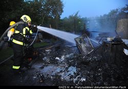 V Suchdole dnes nad ránem hořela chatka, hasiči museli vynášet tlakové lahve