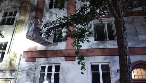 Noční požár bytu zaměstnal hasiče na Žižkově. Zachránit museli třináct lidí