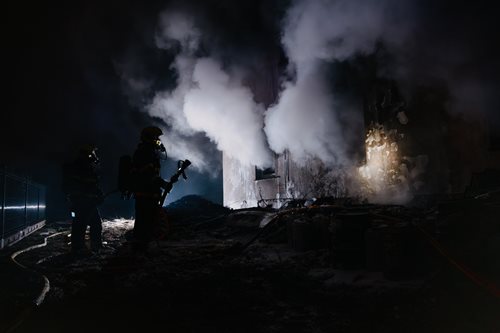 Požár autoservisu zničil zaparkovaná vozidla, zásah zabránil dalším škodám