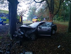  U Lázní Bělohrad vůz narazil do stromu 