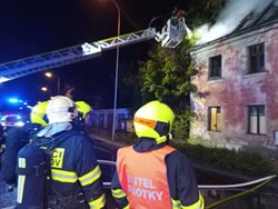 V Lokti shořela střecha opuštěného domu