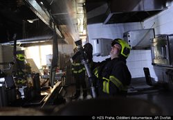Hasiči evakuovali hotel v centru Prahy, hořelo v kuchyni