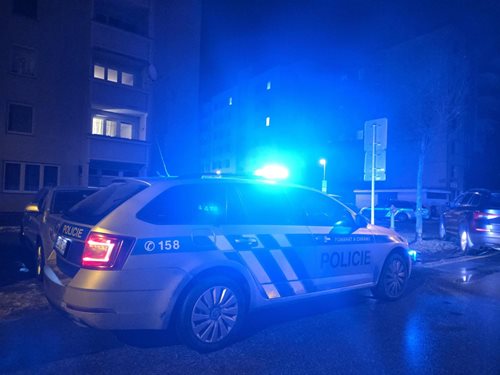 Agresivní muž pod vlivem alkoholu a drog napadl policistu. Hrozí mu vězení
