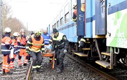 Složky IZS cvičily u Chebu vážnou železniční nehodu