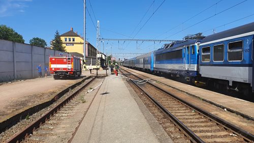 Hasiči likvidovali požár lokomotivy