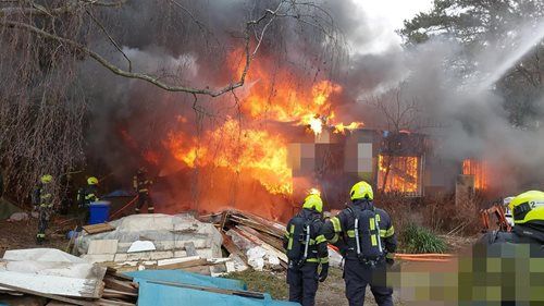 Požár dřevěné budovy s explozemi ukázal vážnou chybu v bezpečnosti