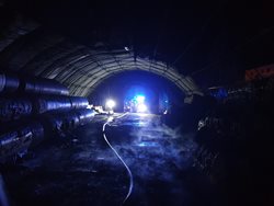 Pět jednotek hasičů potrápil noční požár skladovací haly