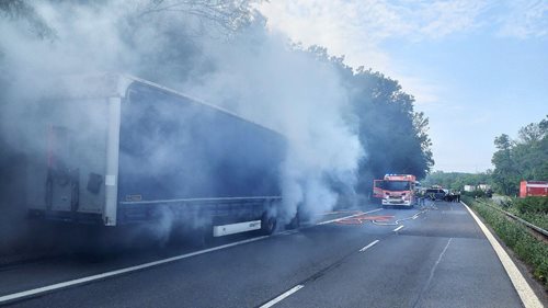 Požár kamionu uzavřel Strakonickou ulici. Hasiči dostali plameny rychle pod kontrolu