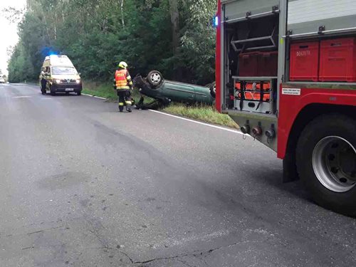 U Horní Paseky skončil po nehodě vůz převrácený na střeše