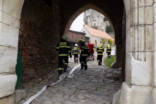 Cvičný požár půdy hradu Pernštejn