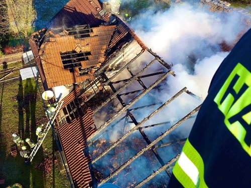 Rozsáhlý požár střechy rodinného domu zaměstnal desítky hasičů