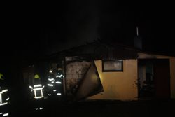 Na požářišti ve Strážkovicích hasiči našli uhořelou osobu