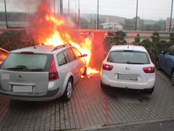 Na parkovišti hořel osobní vůz. Majitel trénoval v plaveckém bazénu.