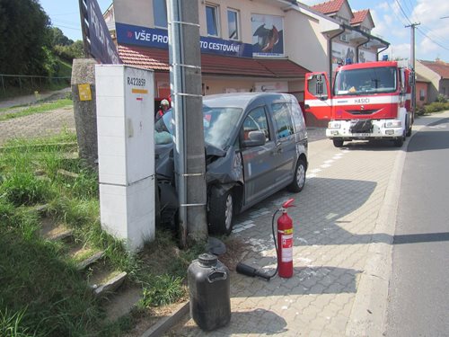 Ve Zlíně automobil narazil do sloupu elektrického vedení.
