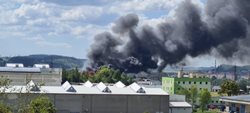 Požár střechy skladiště s posypovou solí v Bruntálu, škoda 5 milionů korun