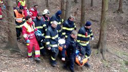 Hasiči zachraňovali muže, kterého zasypala zemina a kamení