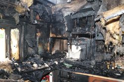 Při požáru domku na Hradecku  byla zraněna jedna osoba 