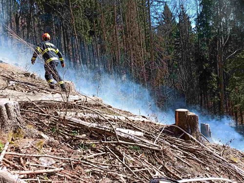 Silný vítr proměnil klidný den v sérii nebezpečných zásahů