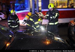 Na pražských Vinohradech hořel osobní automobil, vedle stojící vozidlo bylo poškozeno