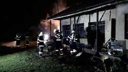 Nebezpečné tlakové lahve ohrožovaly hasiče  u požáru chaty