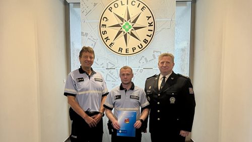 „Obnova oběhu.“ Policista pomáhal resuscitovat muže, který nedýchal