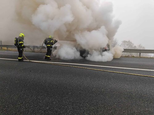 Požár vozidla na dálnici způsobil dopravní komplikace