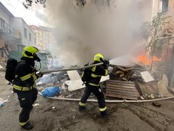 Požár ve vnitrobloku domu v Praze 5 zlikvidovaly dvě jednotky hasičů