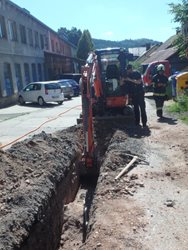 Při úniku plynu ve Svobodě nad Úpou museli hasiči evakuovat několik osob