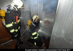 Hořelo ve sklepě rodinného domu v Praze 5, požár způsobila technická závada