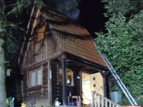 Noční požár chatky si vyžádal zranění a statisícovou škodu