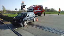 Jedna osoba byla zraněna u nehody osobního auta s vlakem