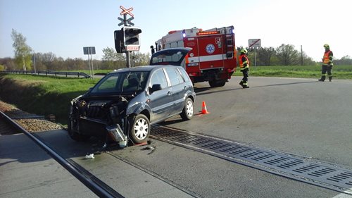 Jedna osoba byla zraněna u nehody osobního auta s vlakem