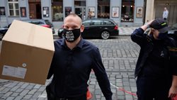 Pražští hasiči rozvezli roušky do volebních místností
