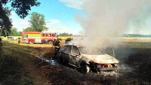 Požár auta se rozšířil do porostu. Hasiči zabránili větším škodám