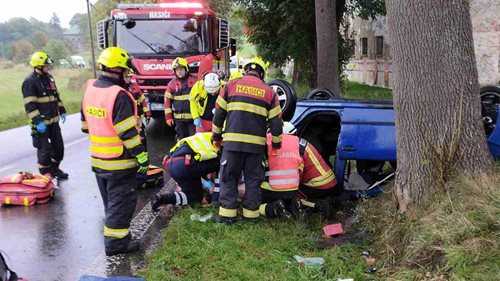 Jedenáct nehod během jediného dne. Pro dva zraněné letěly vrtulníky