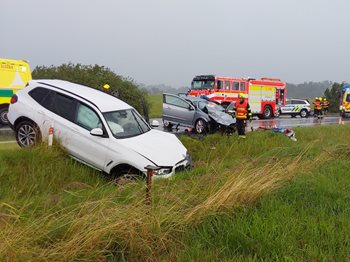Tragická srážka u Jablonného, smrtelná kolize aut zastavila silnici I/13